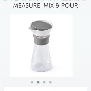 Pampered Chef Gray and Clear Measure, Mix & Pour